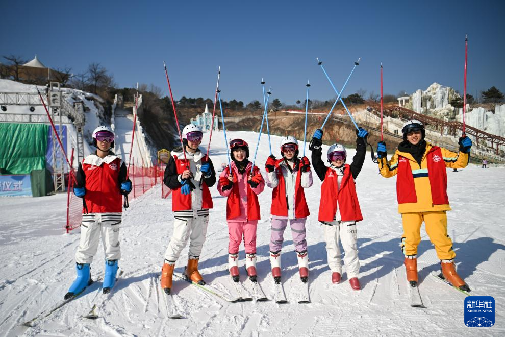 两岸青年在津共同体验冰雪运动