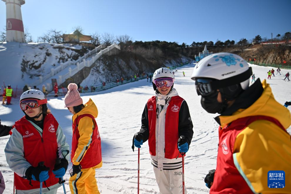 两岸青年在津共同体验冰雪运动