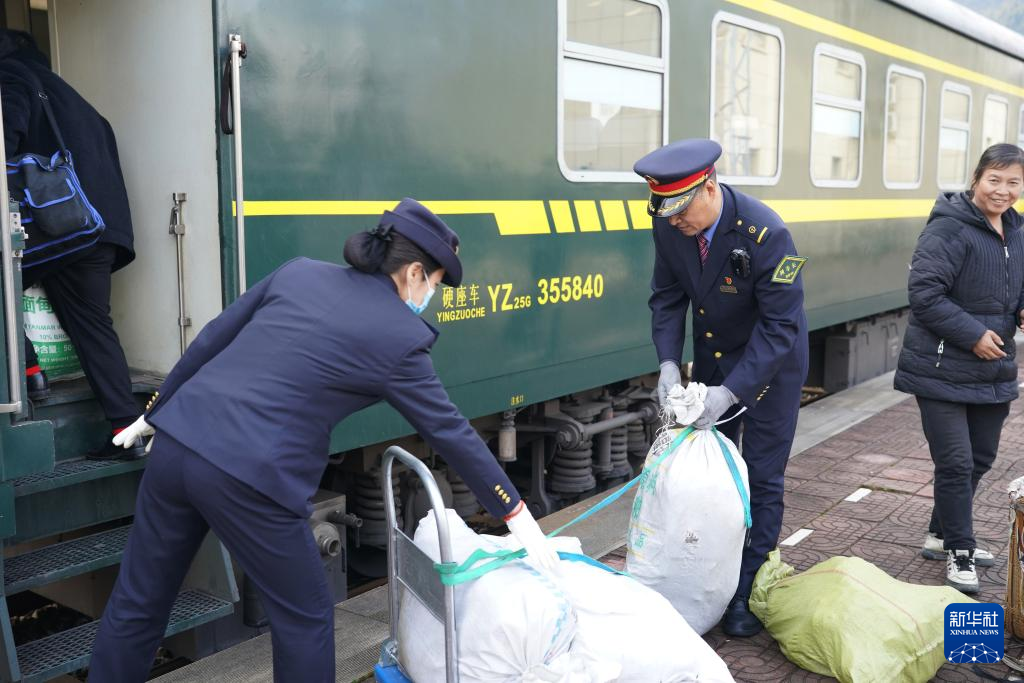 秦巴山区的惠农“慢火车”