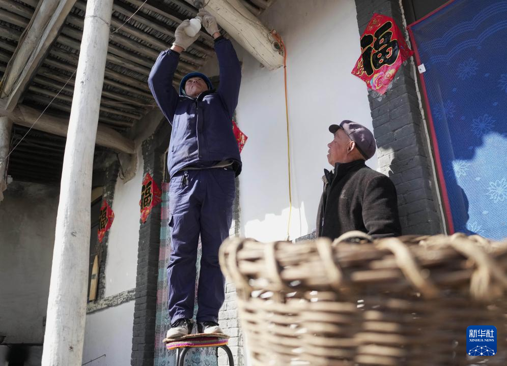 图片故事丨河北灵寿：“背篓电工”邢海明情暖太行山里人家