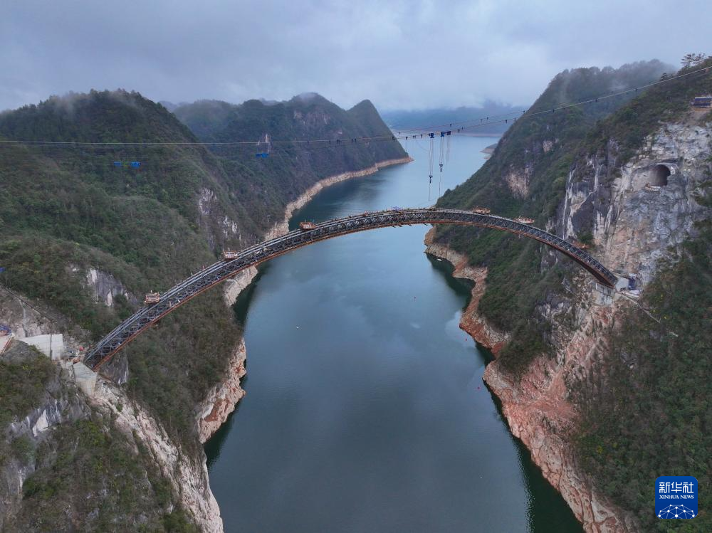 贵州瓮马铁路乌江特大桥合龙