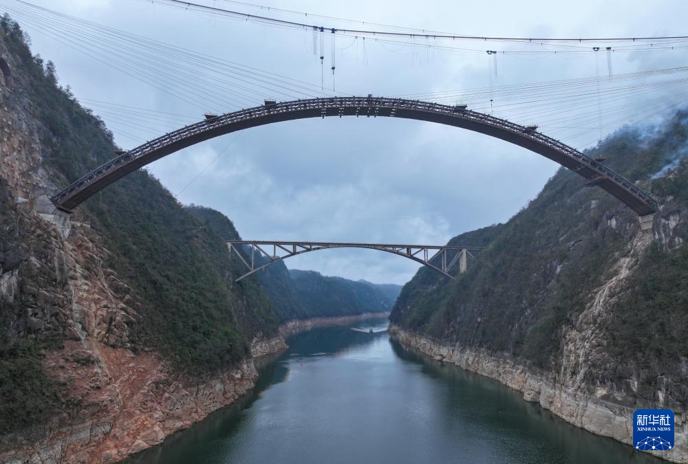 贵州瓮马铁路乌江特大桥合龙