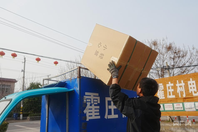 【乡路上，感受脉动中国】社火道具“舞”动南北 乡村路网“链”起振兴图景