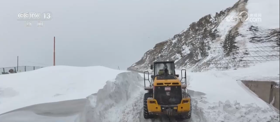 服务队温暖护航风雪转场路 现代化转型托起牧民新生活