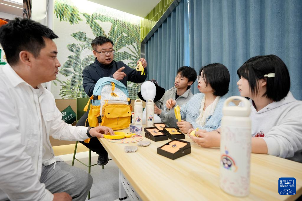 大学里的文创团队 让文物“活”起来 “火”起来