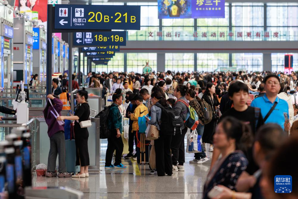 各地迎来“五一”假期出行高峰