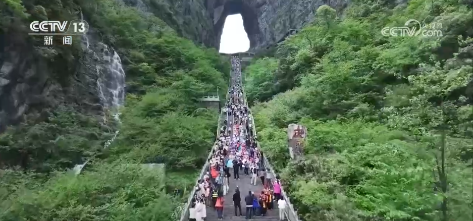 “五一”假期各地迎来出游热潮 文旅市场“欣欣向荣”活力足