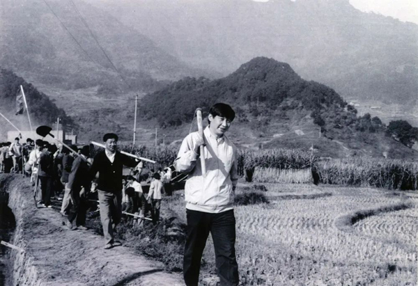 从50年前的这篇报道，感悟总书记的劳动本色