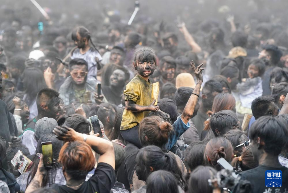 云南墨江：万人狂欢“抹黑脸”送祝福