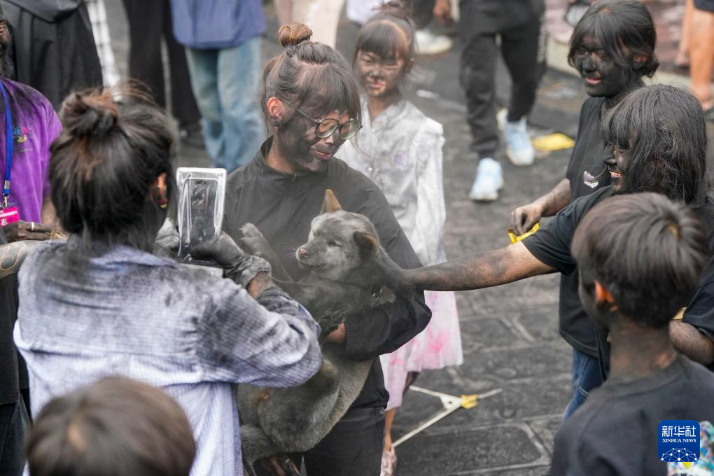 云南墨江：万人狂欢“抹黑脸”送祝福