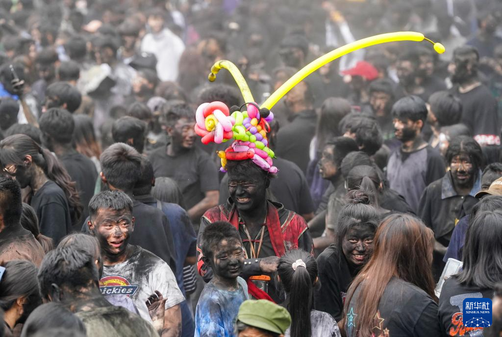 云南墨江：万人狂欢“抹黑脸”送祝福