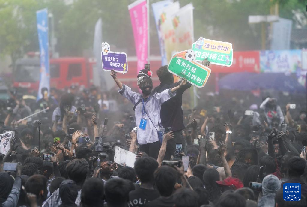 云南墨江：万人狂欢“抹黑脸”送祝福