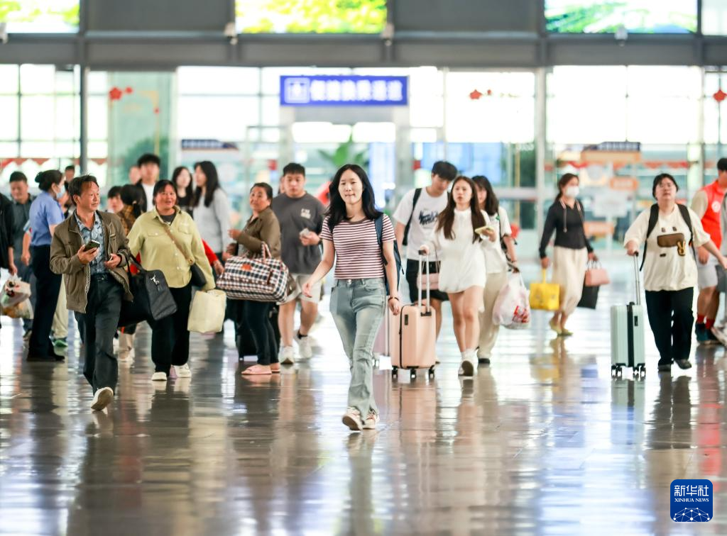 各地迎来“五一”假期返程高峰