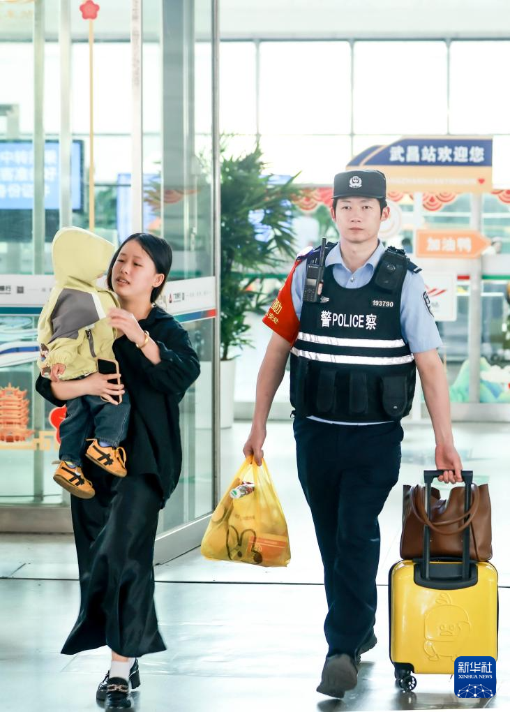 他们假日坚守岗位