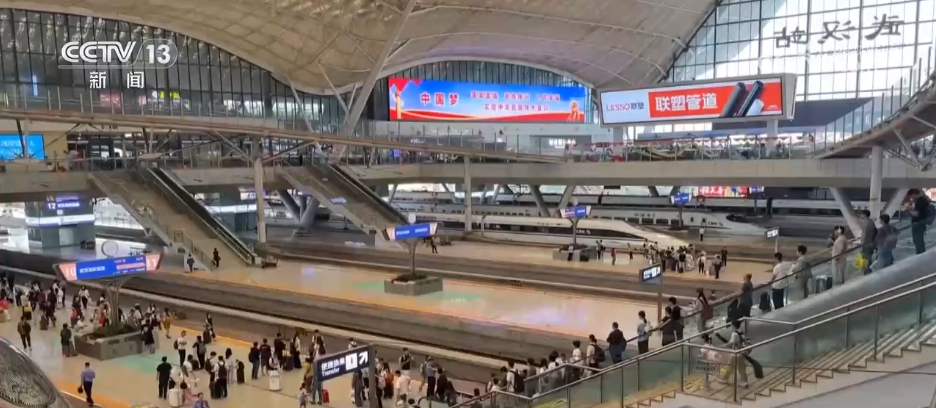 全国铁路迎来返程客流高峰 多部门联动服务旅客出行“最后一公里”