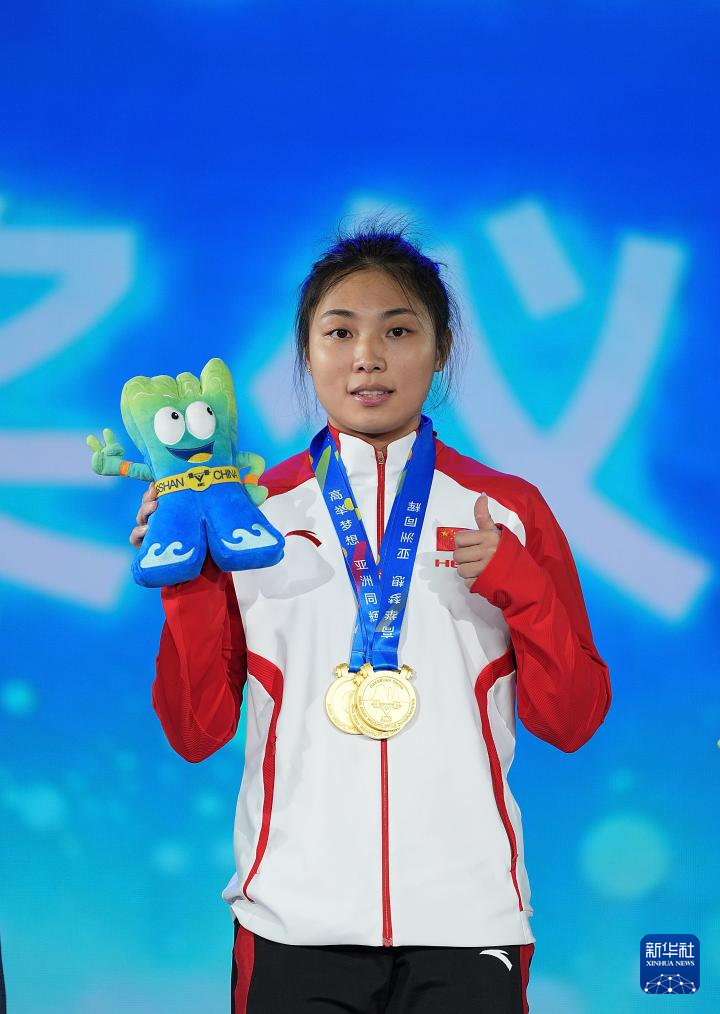 举重亚锦赛：张海琴打破女子55公斤级三项世界青年纪录