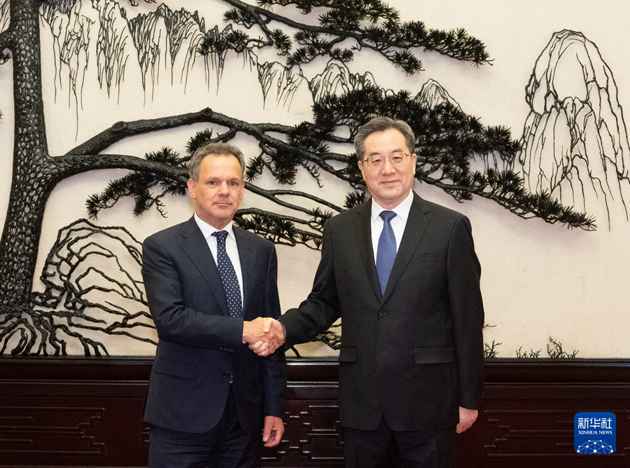 丁薛祥会见荷兰外交大臣费尔德坎普