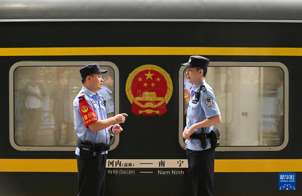 中越国际联运旅客列车重启 “国门铁路”警察守护旅客平安路