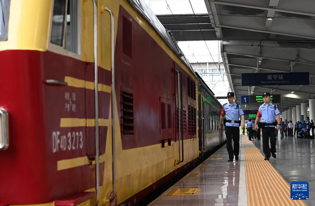 中越国际联运旅客列车重启 “国门铁路”警察守护旅客平安路