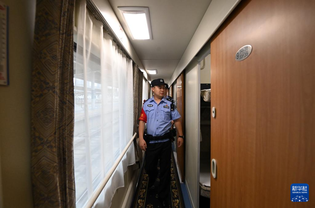 中越国际联运旅客列车重启 “国门铁路”警察守护旅客平安路