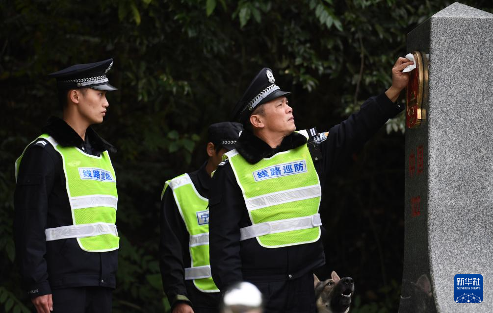中越国际联运旅客列车重启 “国门铁路”警察守护旅客平安路