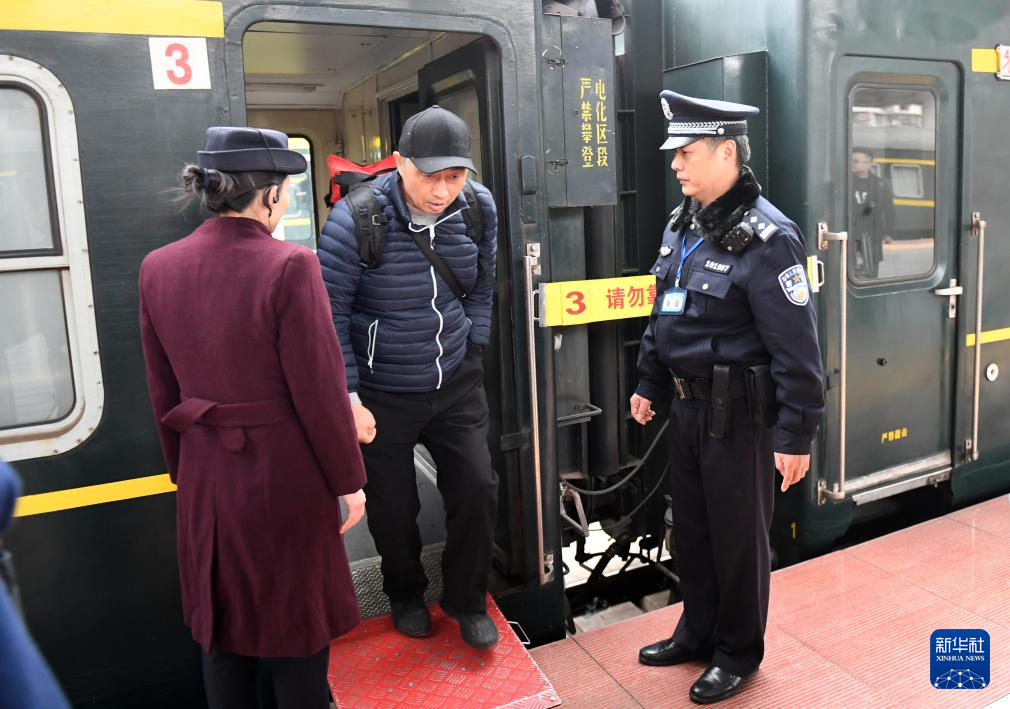 中越国际联运旅客列车重启 “国门铁路”警察守护旅客平安路