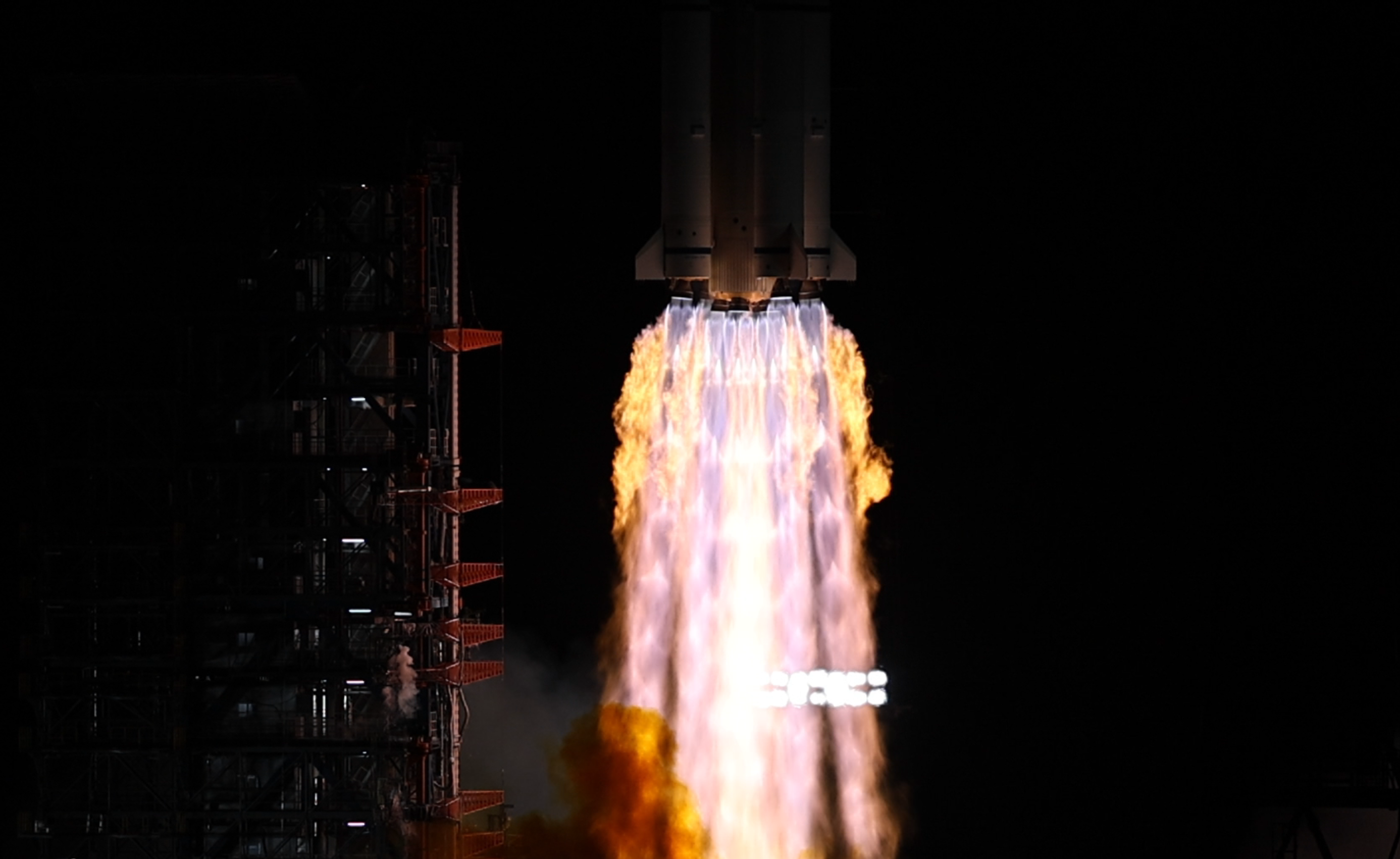 天问二号任务发射圆满成功 我国开启小行星探测与采样返回之旅
