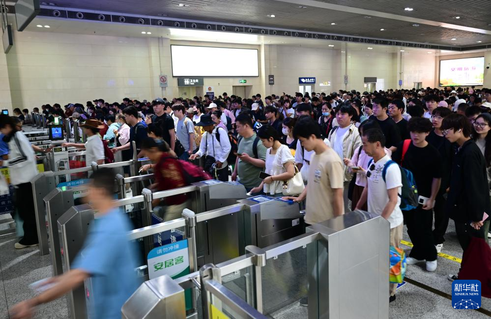 铁路合肥站迎来端午假期客流高峰