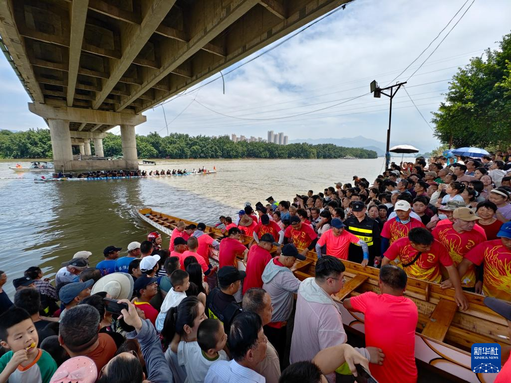 福建闽侯：赛龙舟 庆端午