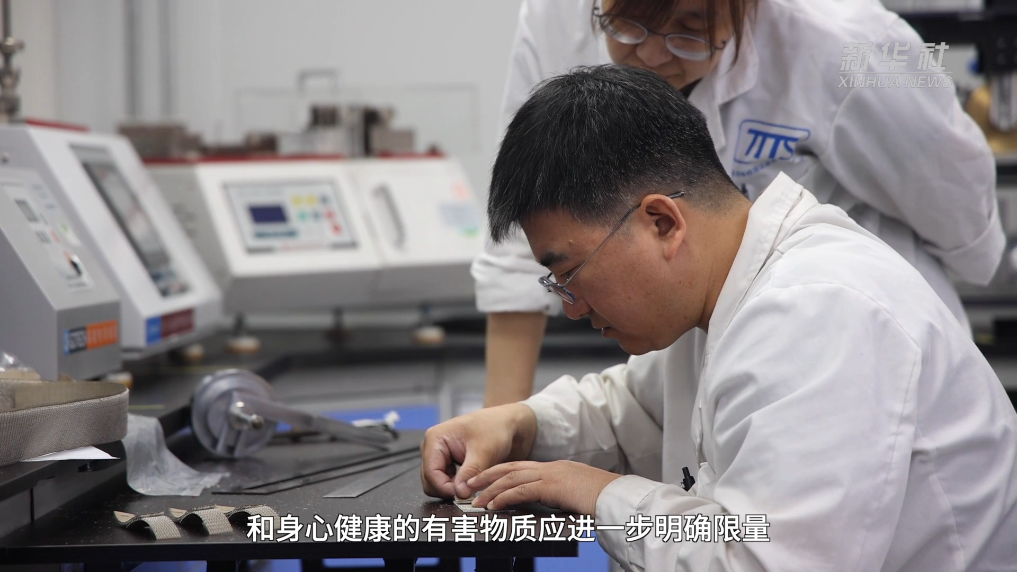 新华视点丨网红 “捏捏乐” 为何成 “毒玩具”？生产乱象与监管盲区双重困局待解