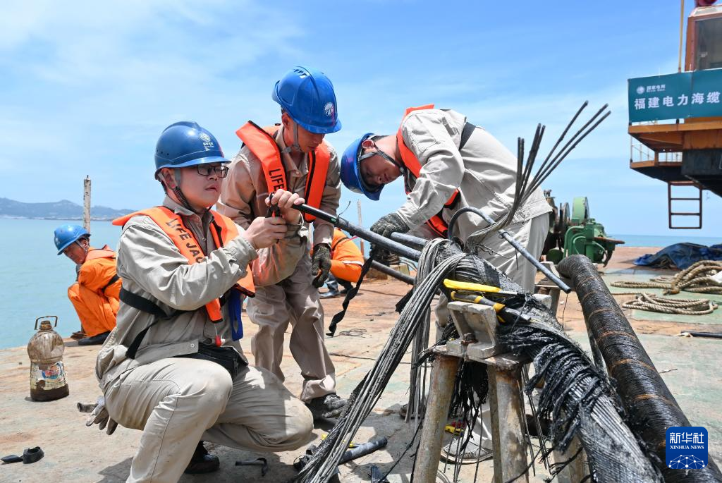 福建平潭：电缆成功修复入海 保障海岛群众供电