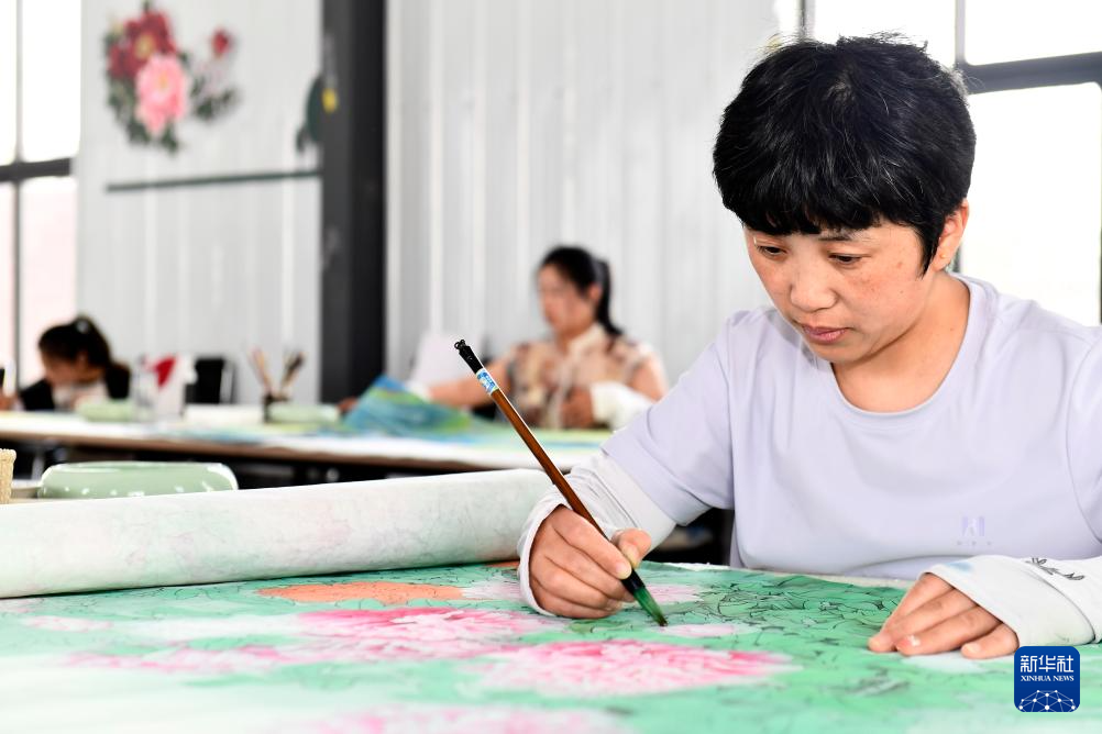 文化中国行丨山东巨野：工笔画绽放致富花