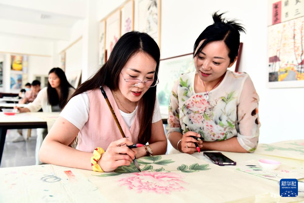文化中国行丨山东巨野：工笔画绽放致富花