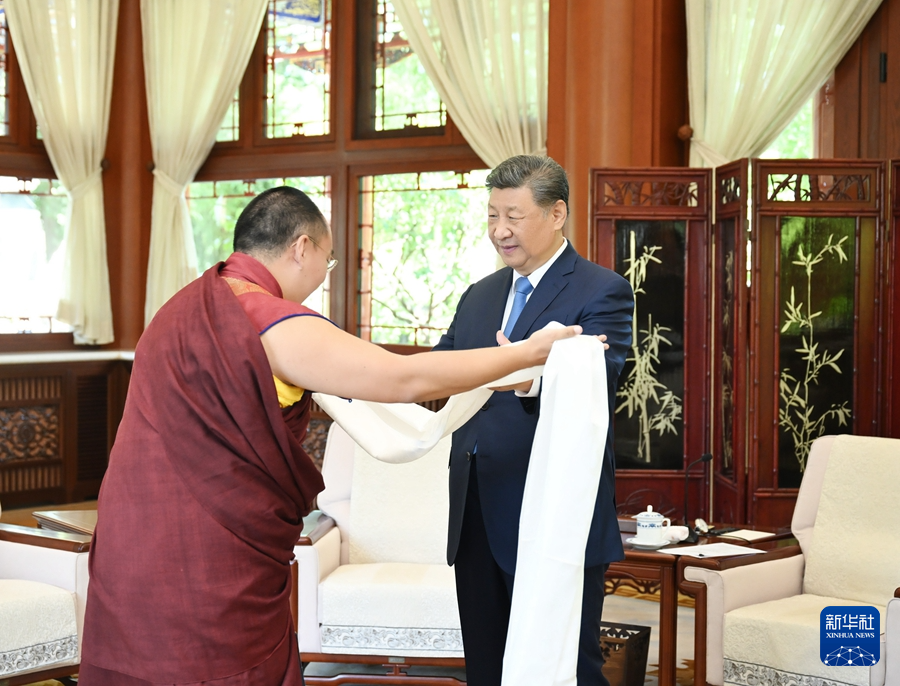习近平接受班禅额尔德尼·确吉杰布拜见