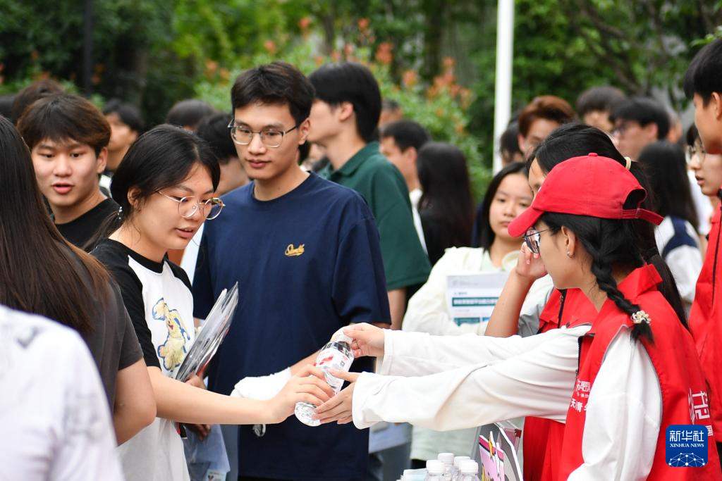 志愿服务 护航高考