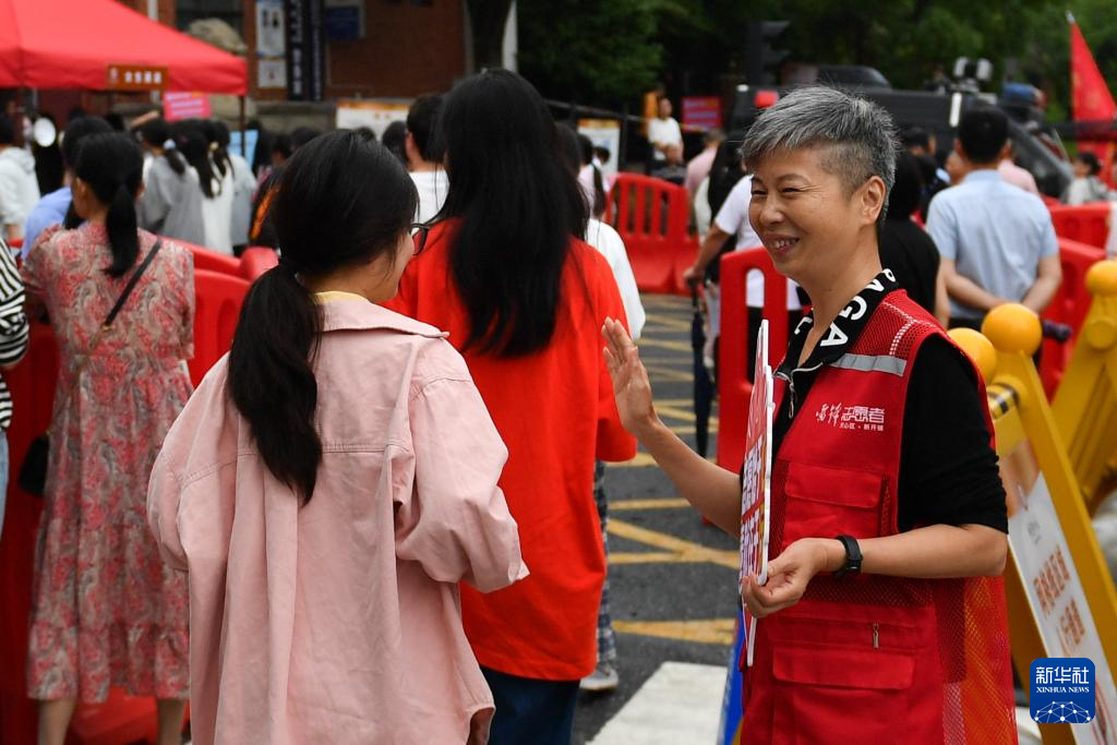 志愿服务 护航高考