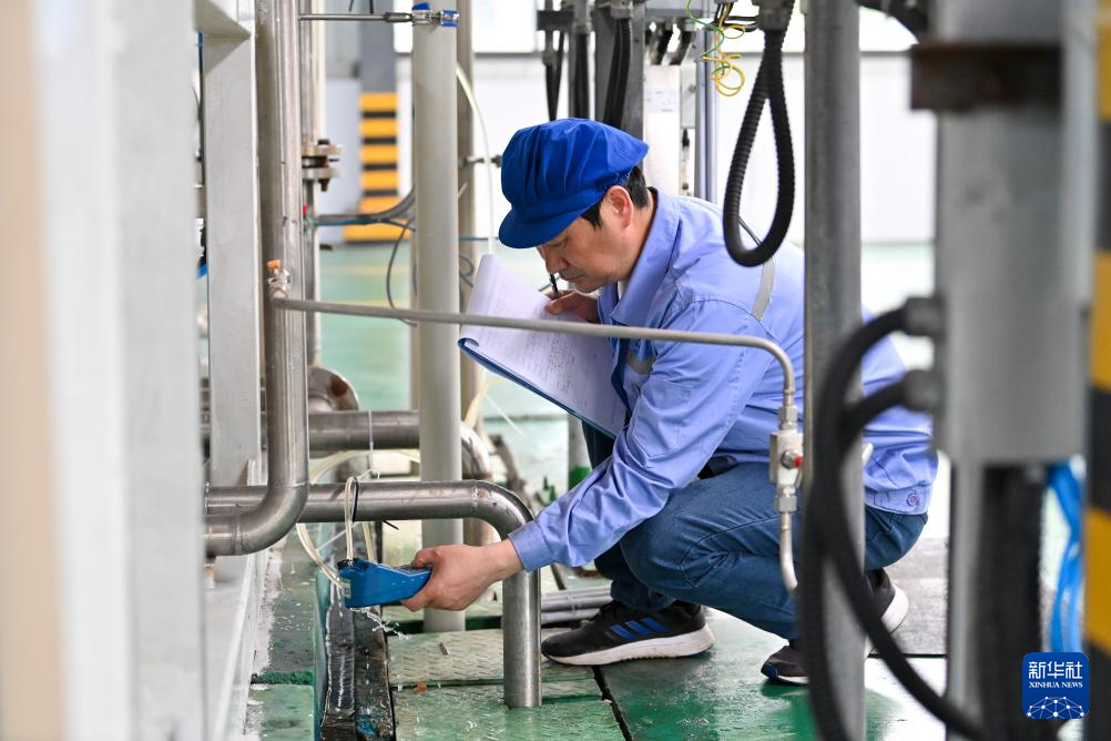 从苦涩海水到清冽饮用水——记者探访海水淡化项目