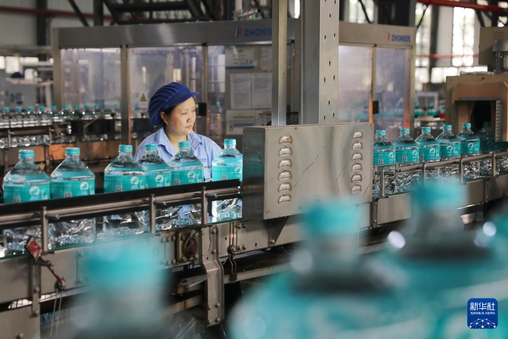 从苦涩海水到清冽饮用水——记者探访海水淡化项目