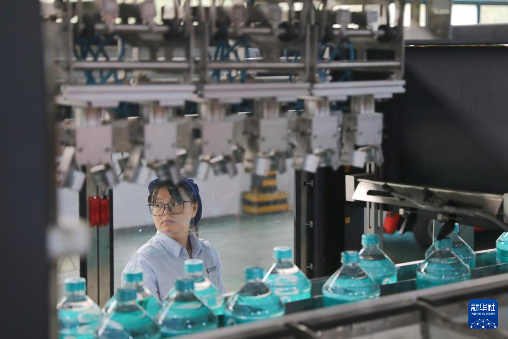 从苦涩海水到清冽饮用水——记者探访海水淡化项目