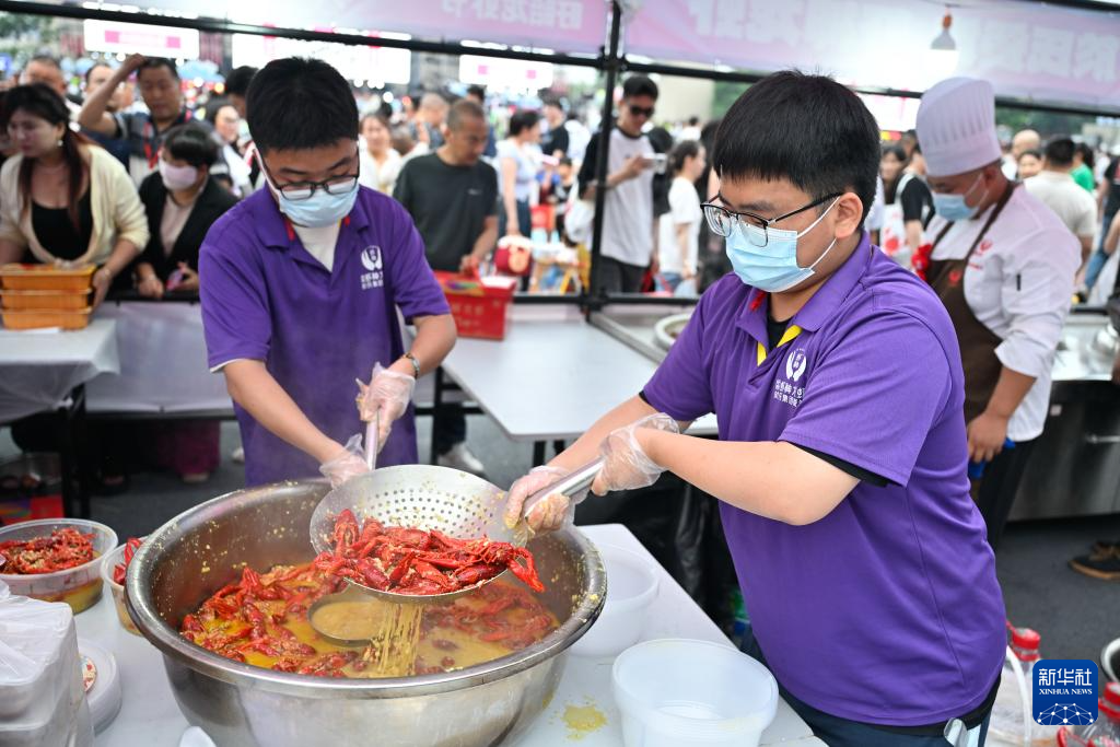 江苏盱眙：火红龙虾节 欢乐龙虾宴