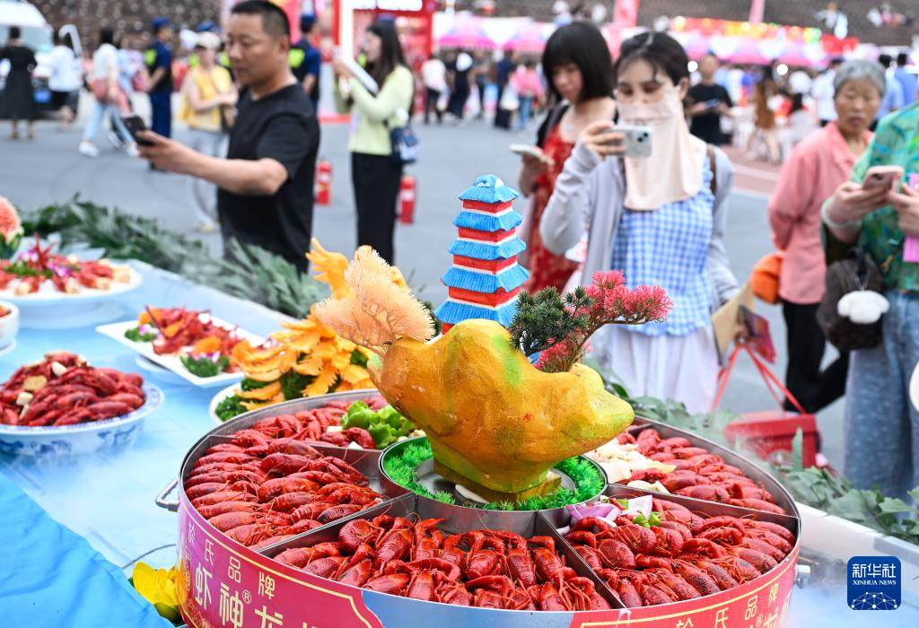 江苏盱眙：火红龙虾节 欢乐龙虾宴