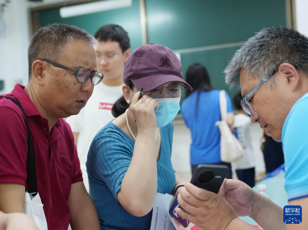 上海举行2025年高校招生志愿填报现场咨询会