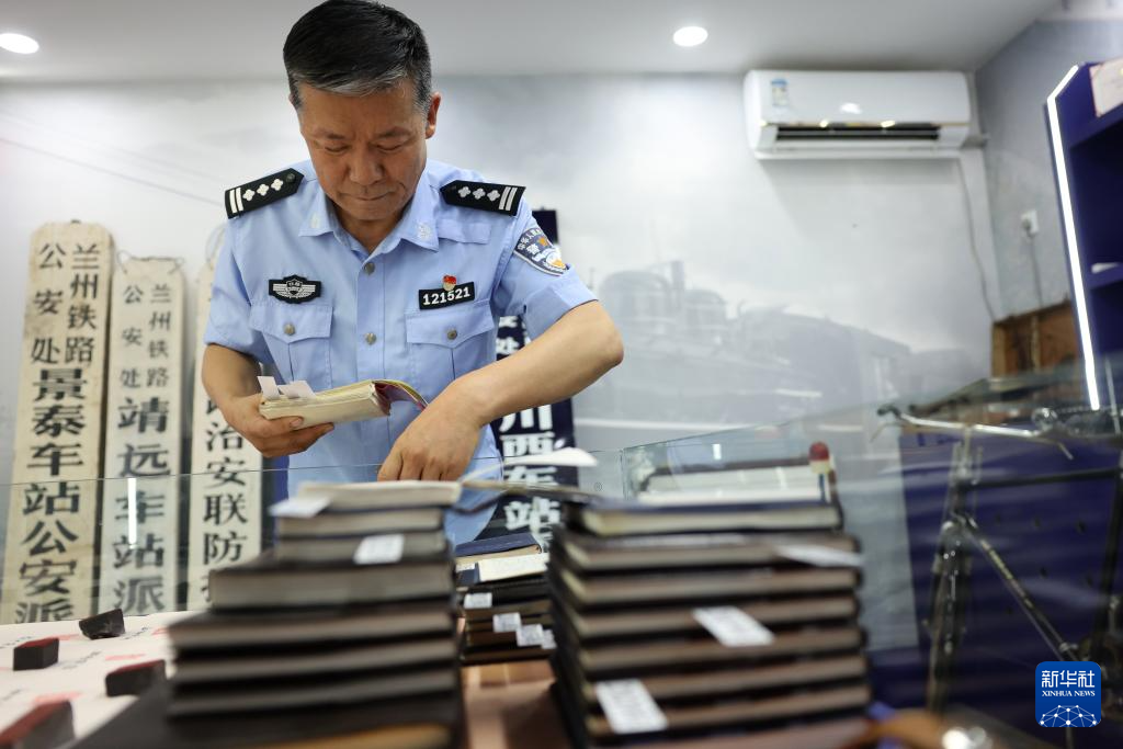 图片故事丨铁警“收藏家”老物件里的峥嵘岁月