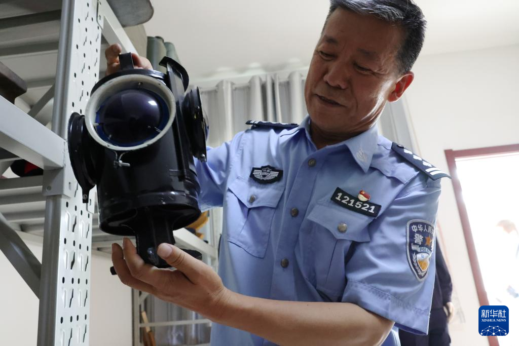 图片故事丨铁警“收藏家”老物件里的峥嵘岁月