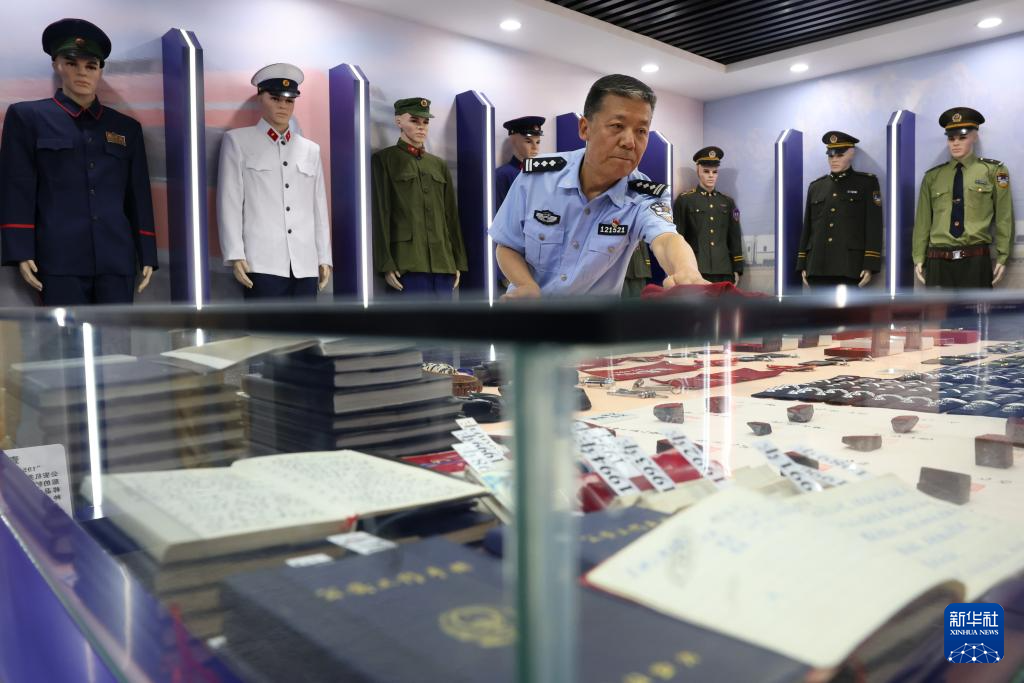 图片故事丨铁警“收藏家”老物件里的峥嵘岁月