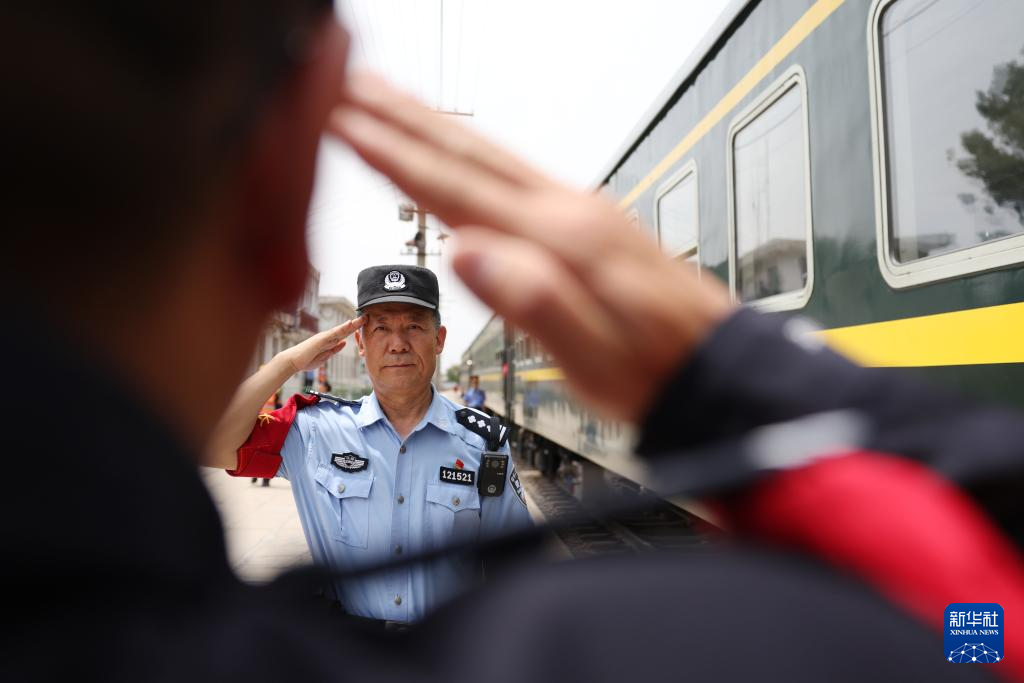 图片故事丨铁警“收藏家”老物件里的峥嵘岁月