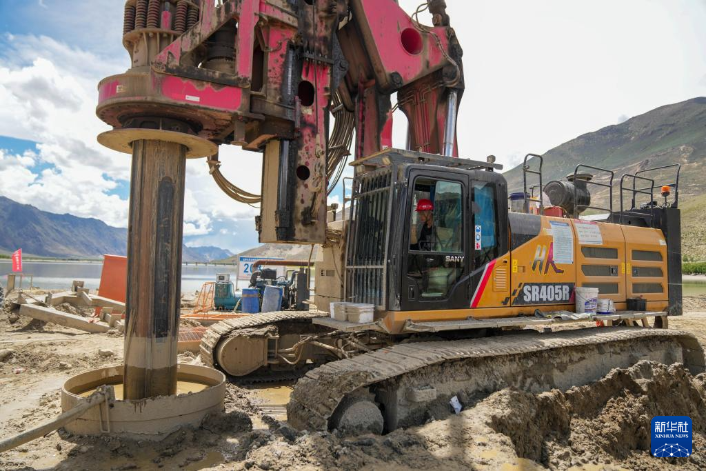 西藏山南萨热路跨江大桥建设进展顺利