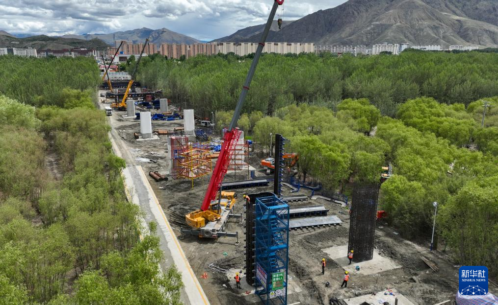 西藏山南萨热路跨江大桥建设进展顺利