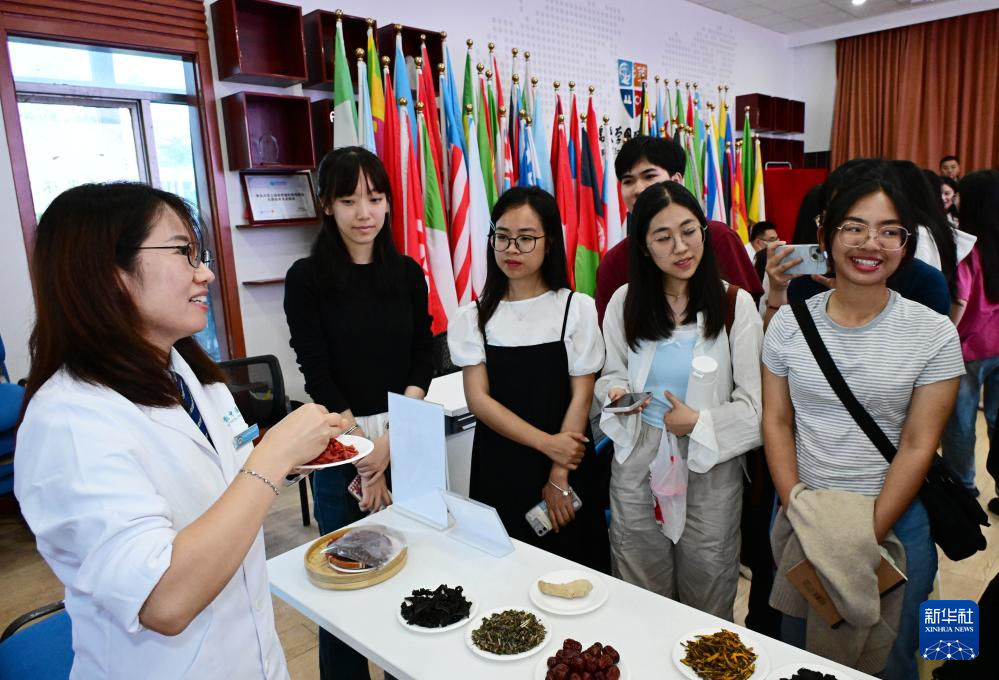 山东青岛：中医药文化走进国际学生课堂