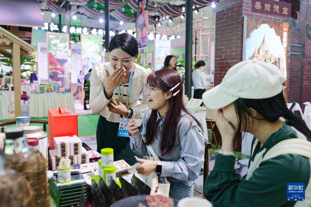 走进南博会旅居云南馆